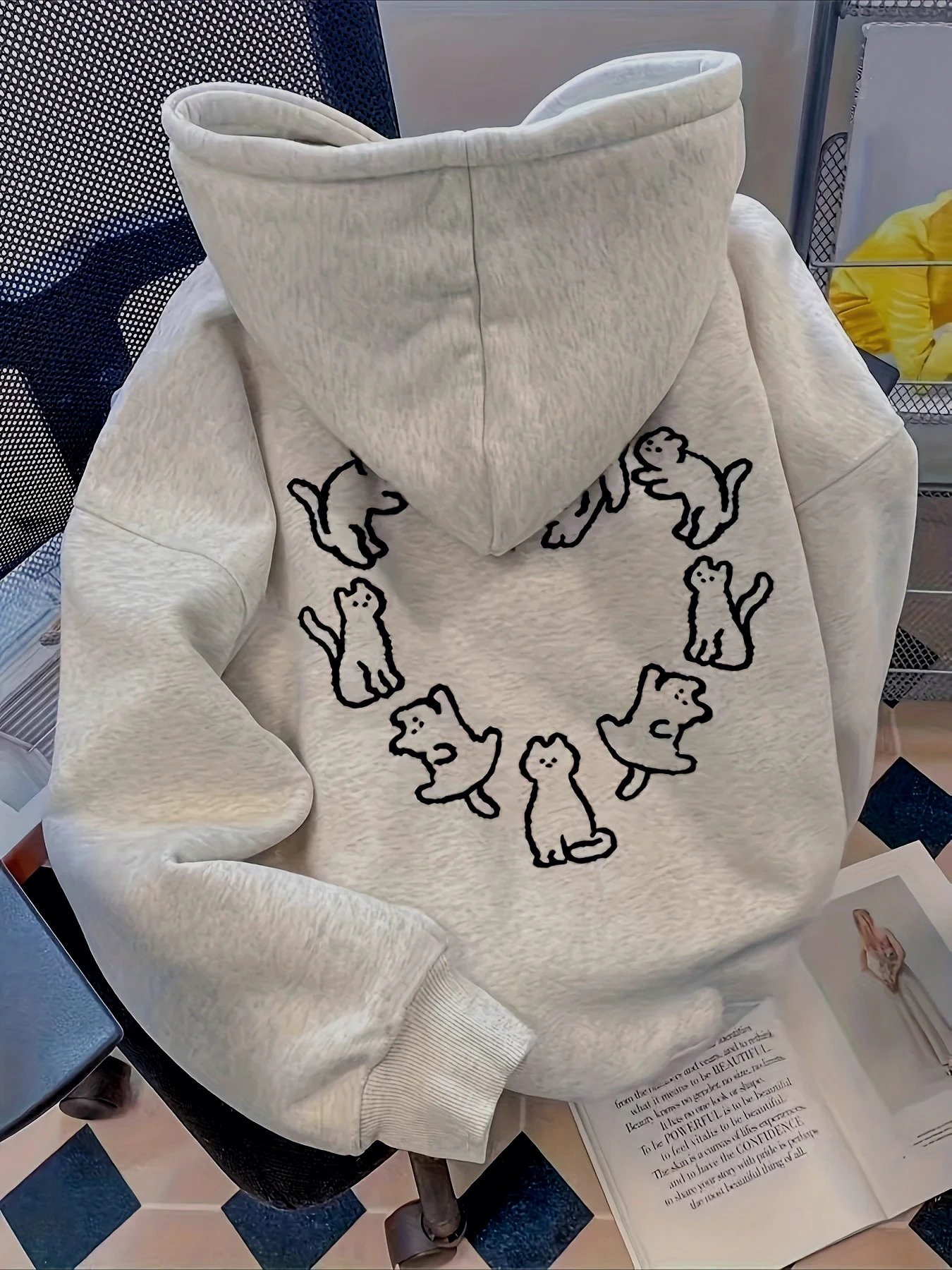 Women's Autumn and Winter Casual Loose Hoodie with Cat Pattern Print and Plush Warm Round Neck Long Sleeved Pullover