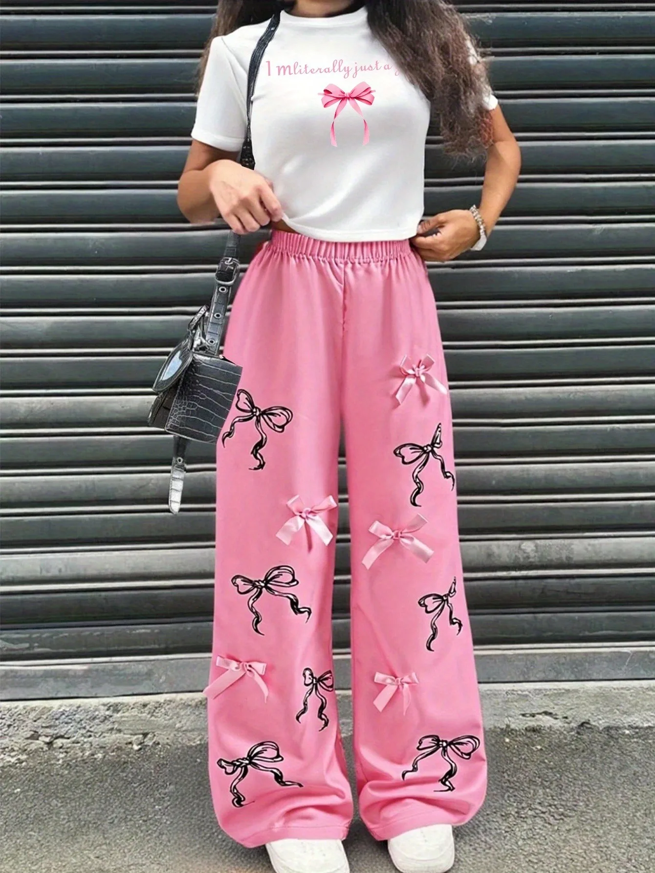 Ensemble deux pièces d'été confortable pour filles, haut court à imprimé lettres et nœuds, et pantalon ample à jambes larges avec nœuds décoratifs pour l'extérieur et le shopping