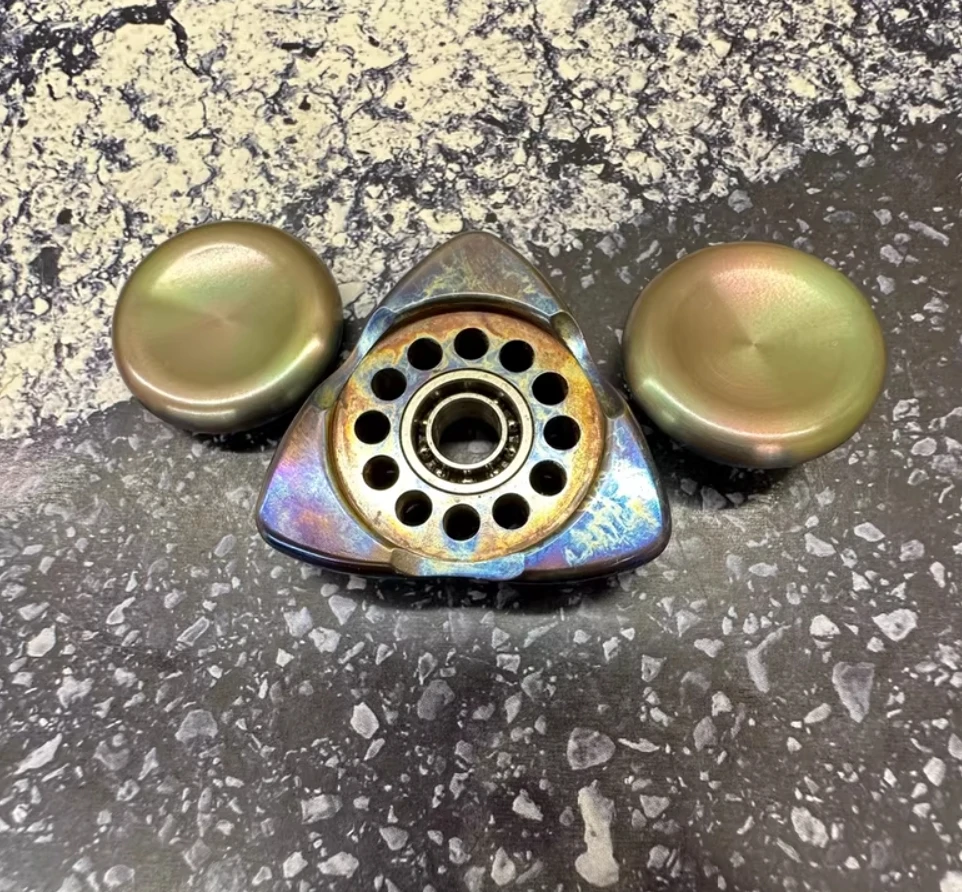 لعبة تخفيف الضغط المململة الدوارة الصغيرة من التيتانيوم EDC المستخدمة