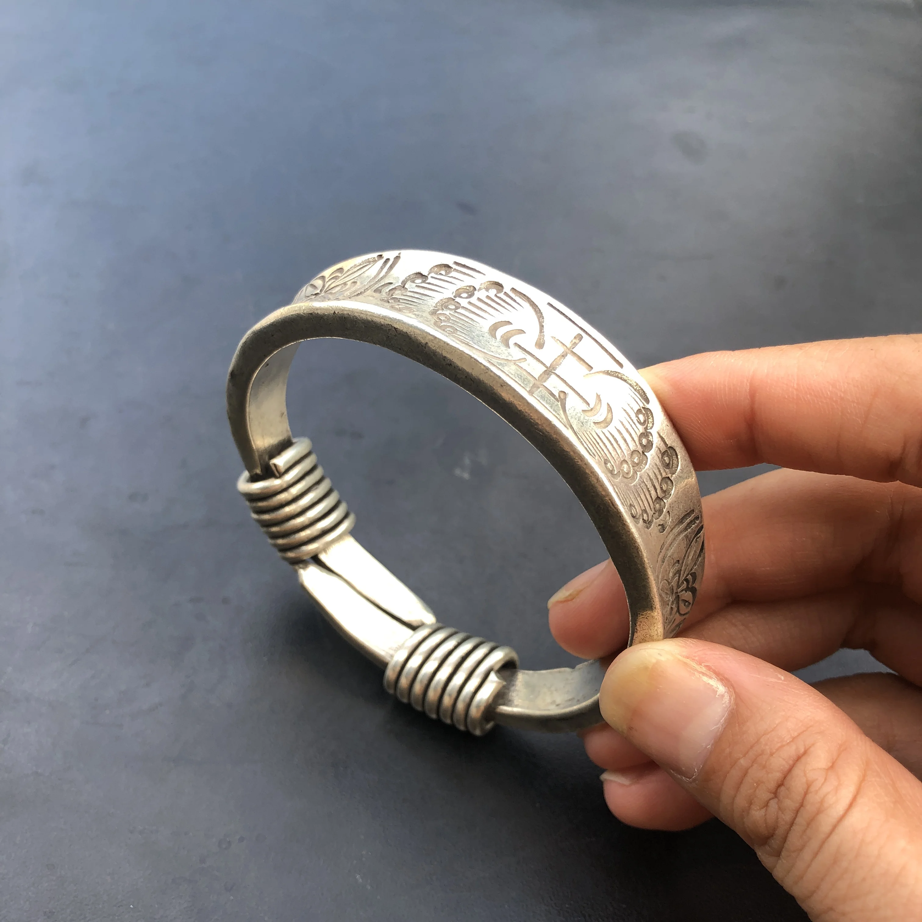 Vintage Tibetan Silver Adjustable Bangle Chinese Shou Character Carved Retractable Bracelet Ethnic Traditional Women Jewelry Gif