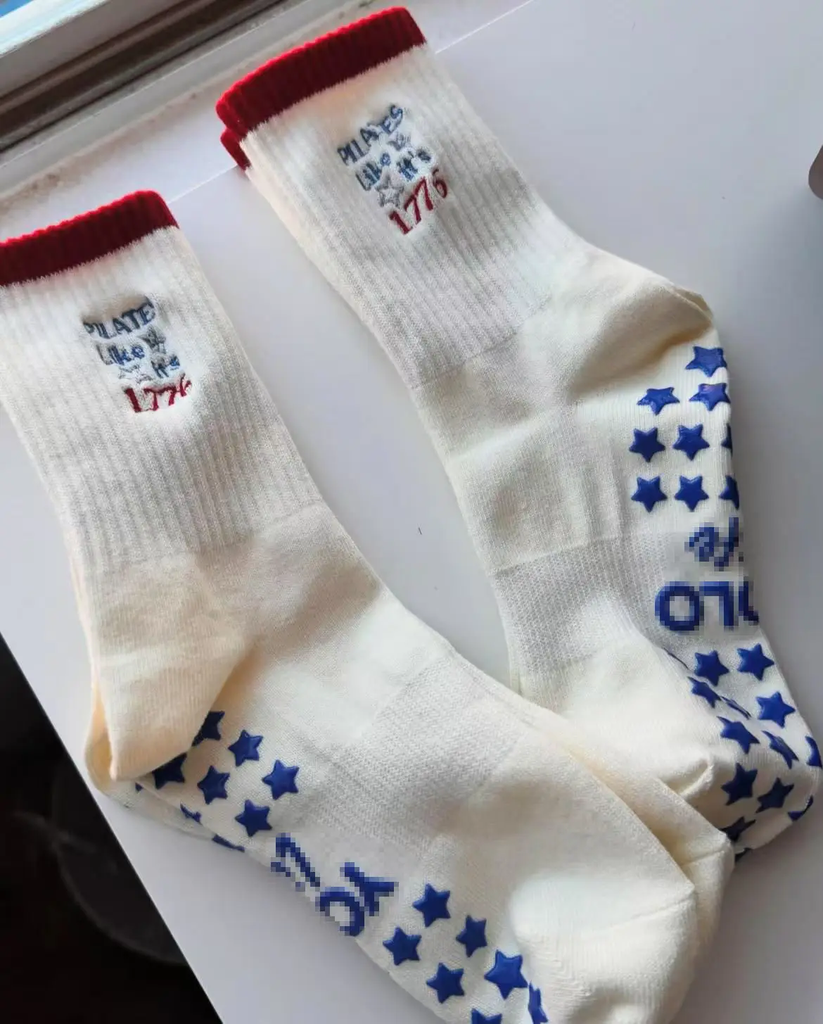 Produttore Logo personalizzato OEM Design Donna Cotone antiscivolo Grip Ruffle Ricamo Antiscivolo Yoga Pilates Calzini