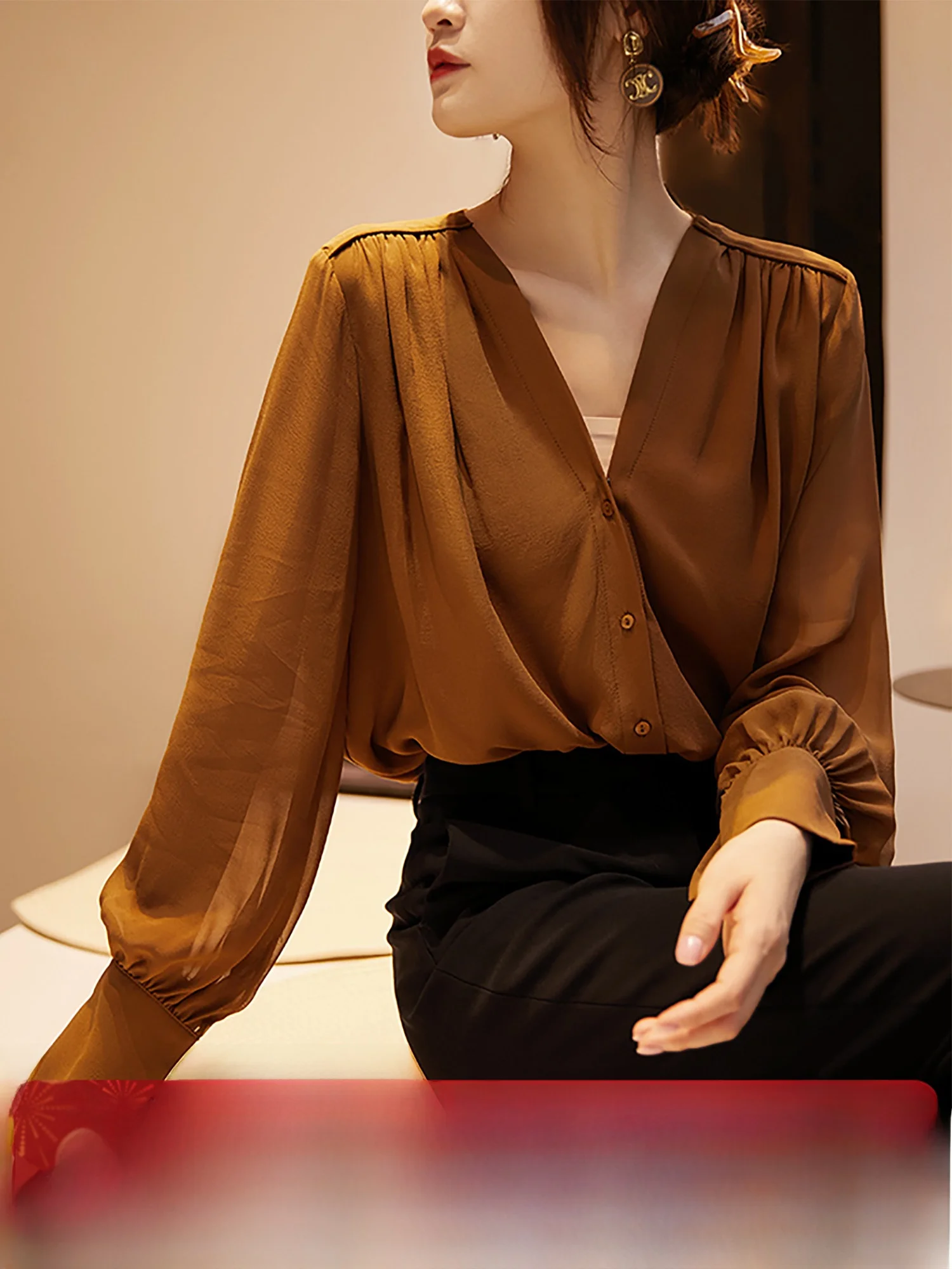 

Xiao Han Pavilion 2025 Осенняя коллекция: Нежная легкая шелковая блузка с V-образным вырезом и двойным слоем, прямого кроя, длинная, для офиса, женская