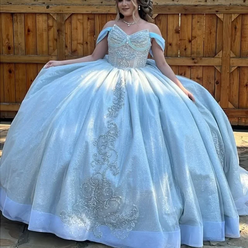 

Блестящие голубые платья Quinceanera по индивидуальному заказу с открытыми плечами, блестящая наклейка, тюль с кристаллами и длинным хвостом, бант, платье 15, Quinceanera
