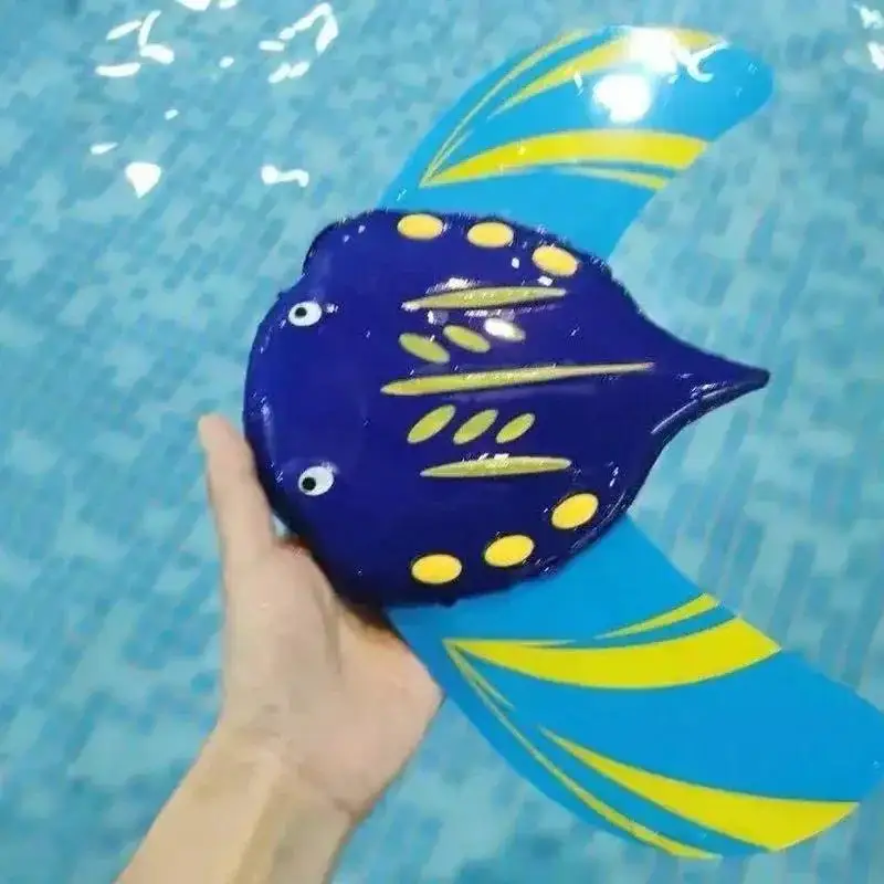 1 pz spruzzi d'acqua gioca con modello di acqua giocattoli di pesce piscina da spiaggia per bambini idrodinamica raggi Manta premere giocattolo in avanti