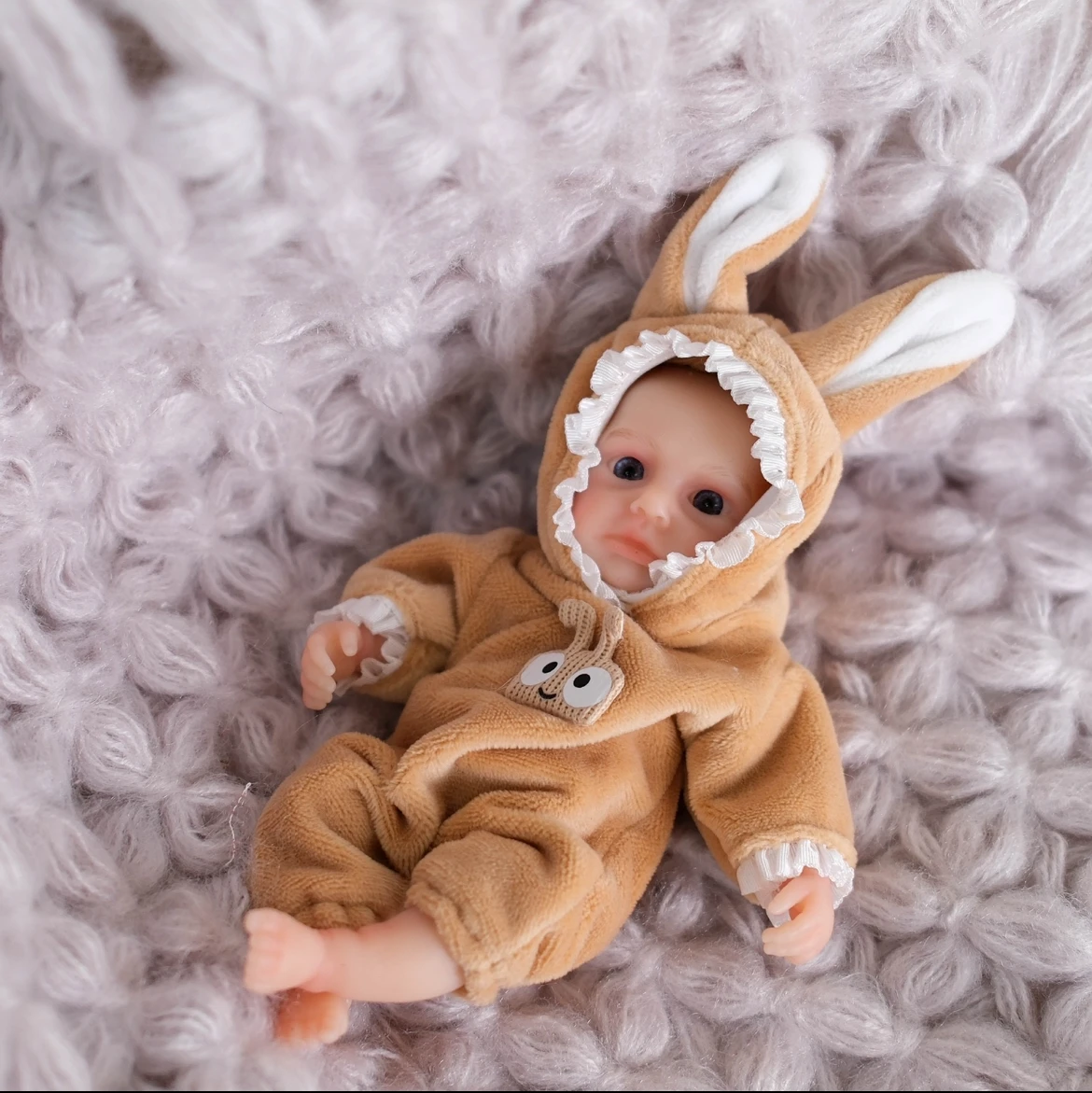 Bebê reborn de 6 polegadas em silicone de platina - expressão pacífica realista, boneca de arte de edição limitada de corpo macio hipoalergênico