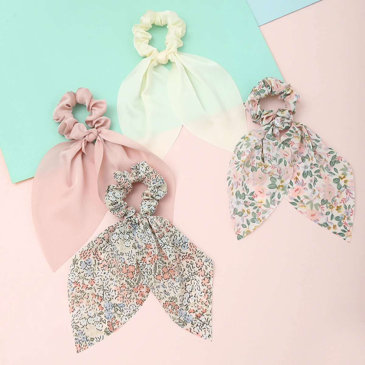 Fotografia 4: Conjunto de 4 Scrunchies Florais Vintage com Fita Fluida – Elástico Macio para Coques Desgrenhados e Penteados Apanhados.