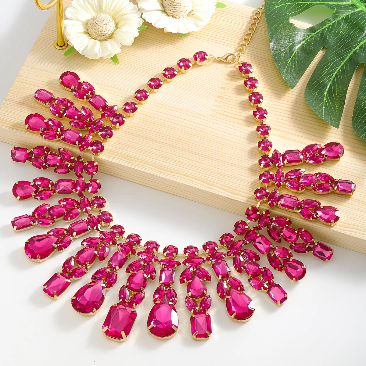 girlgo Luxurious Full Rhinestone Pendant Necklace - Elegant Sparkling Jewelry Perfect for Parties Weddings and Special Occasions