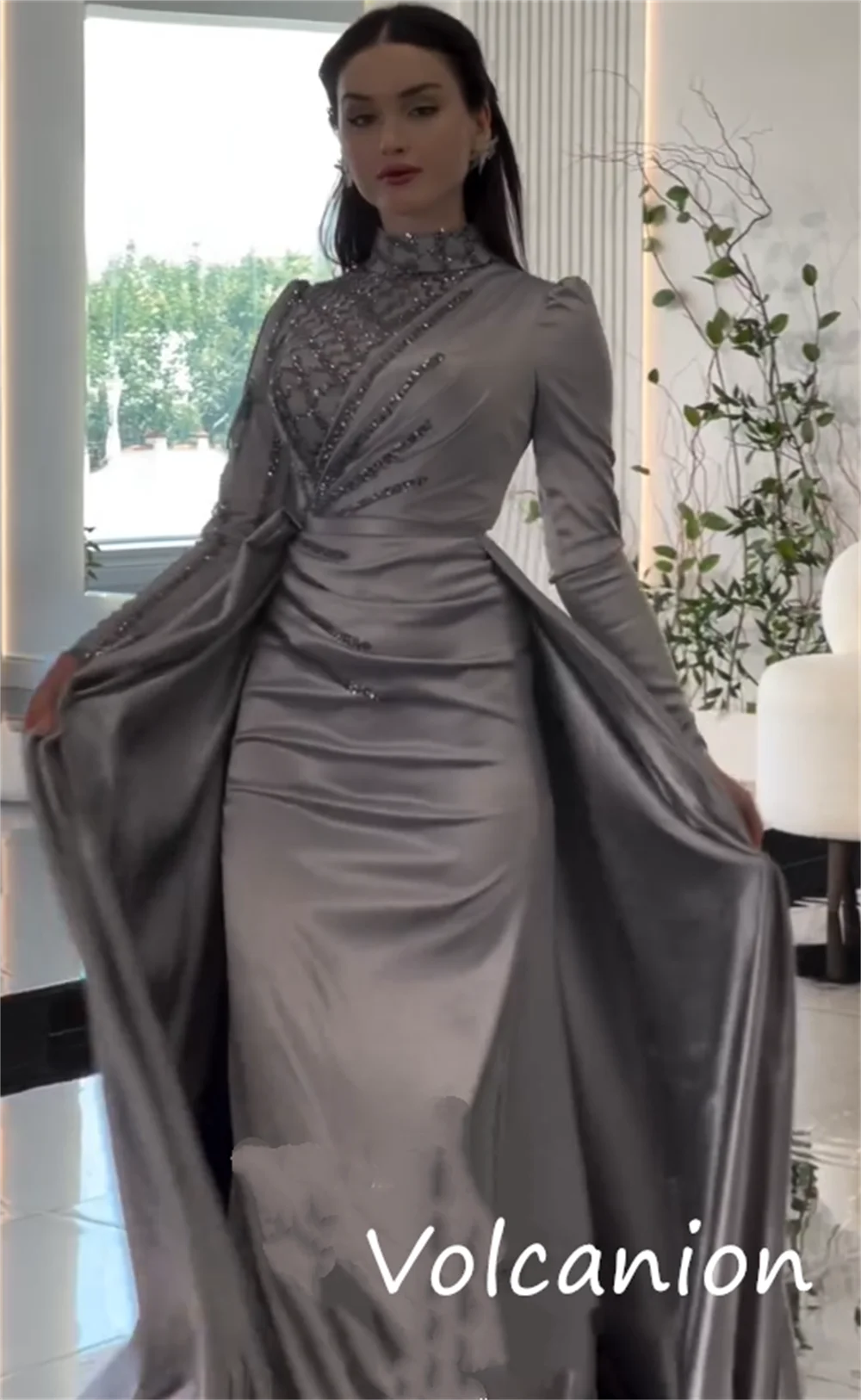 Vestidos largos personalizados de estilo moderno Charmeuse con lentejuelas y plisado, corte en A, cuello alto, ocasiones intrincadas a medida