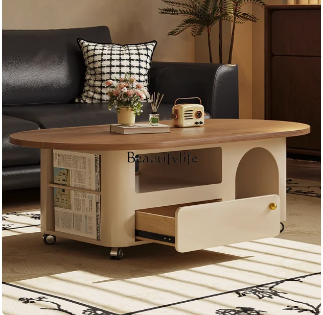 Massief houten antieke verplaatsbare salontafel, minimalistische Italiaanse woonkamer, huishoudelijk klein appartement, theetafel met wielen