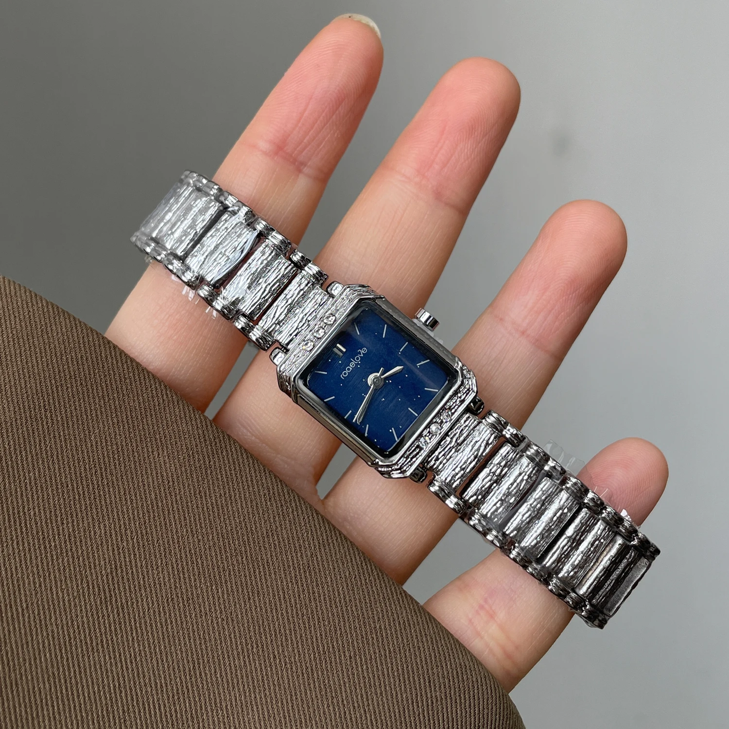 

Модные, изысканные, нишевые, высококачественные стильные женские водонепроницаемые часы CILOA для повседневного использования.