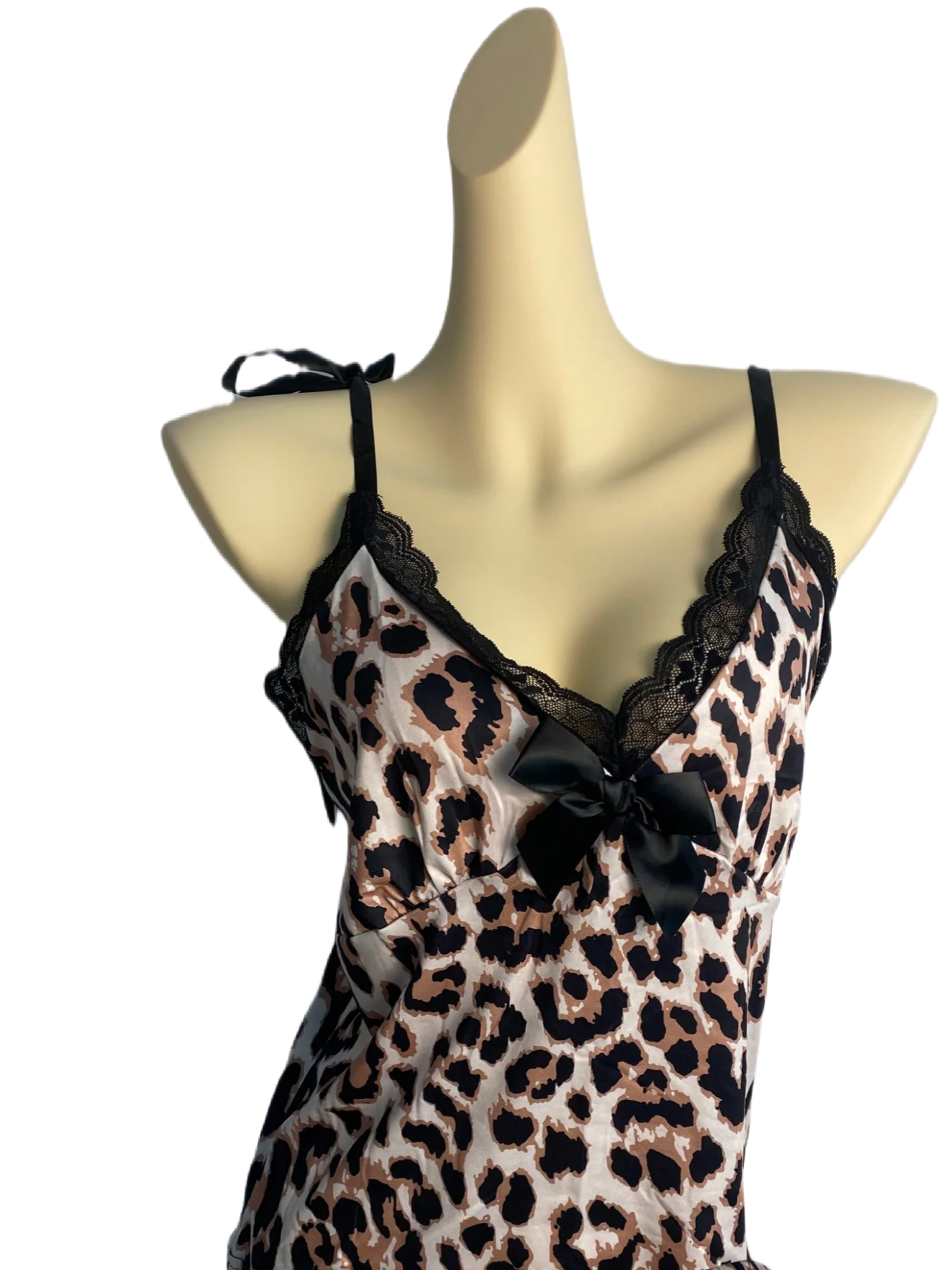 مجموعة ملابس نوم بنطال Strappy بطبعة الفهد الحسية