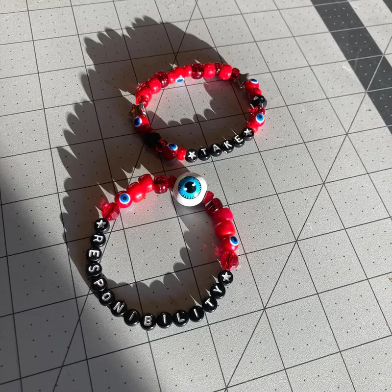 Y2K مجموعة أساور كاندي مصنوعة يدويًا بحروف مخصصة على شكل عين الشر - نمط غسيل الفم العصري |   الموضة والحماية
