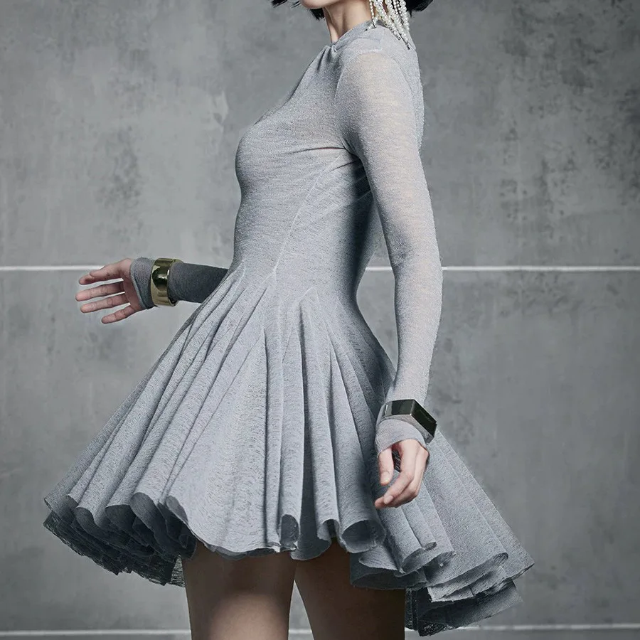 الفرنسية أنيقة مزاجه بسيط جولة الرقبة طويلة الأكمام عالية الخصر ضئيلة ألف خط رمادي مطوي فستان سهرة قصير المرأة الخريف