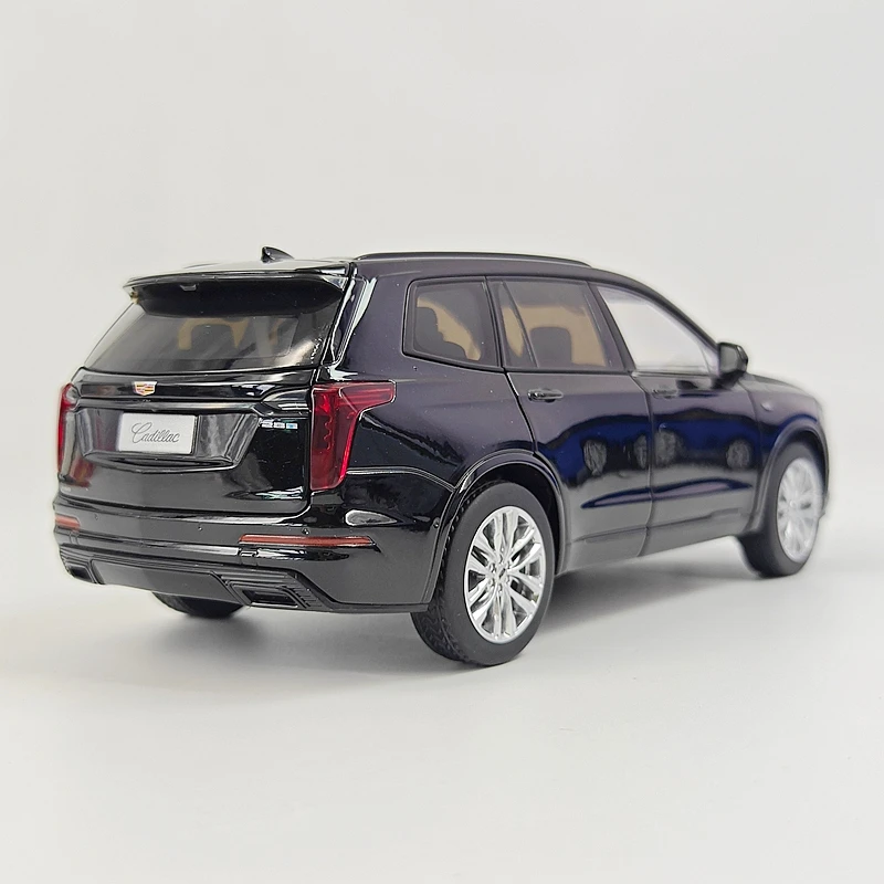 

1:24 simulation Cadillac XT6 alloy car model, doors and engine hood, trunk can be opened with sound and light, car gift