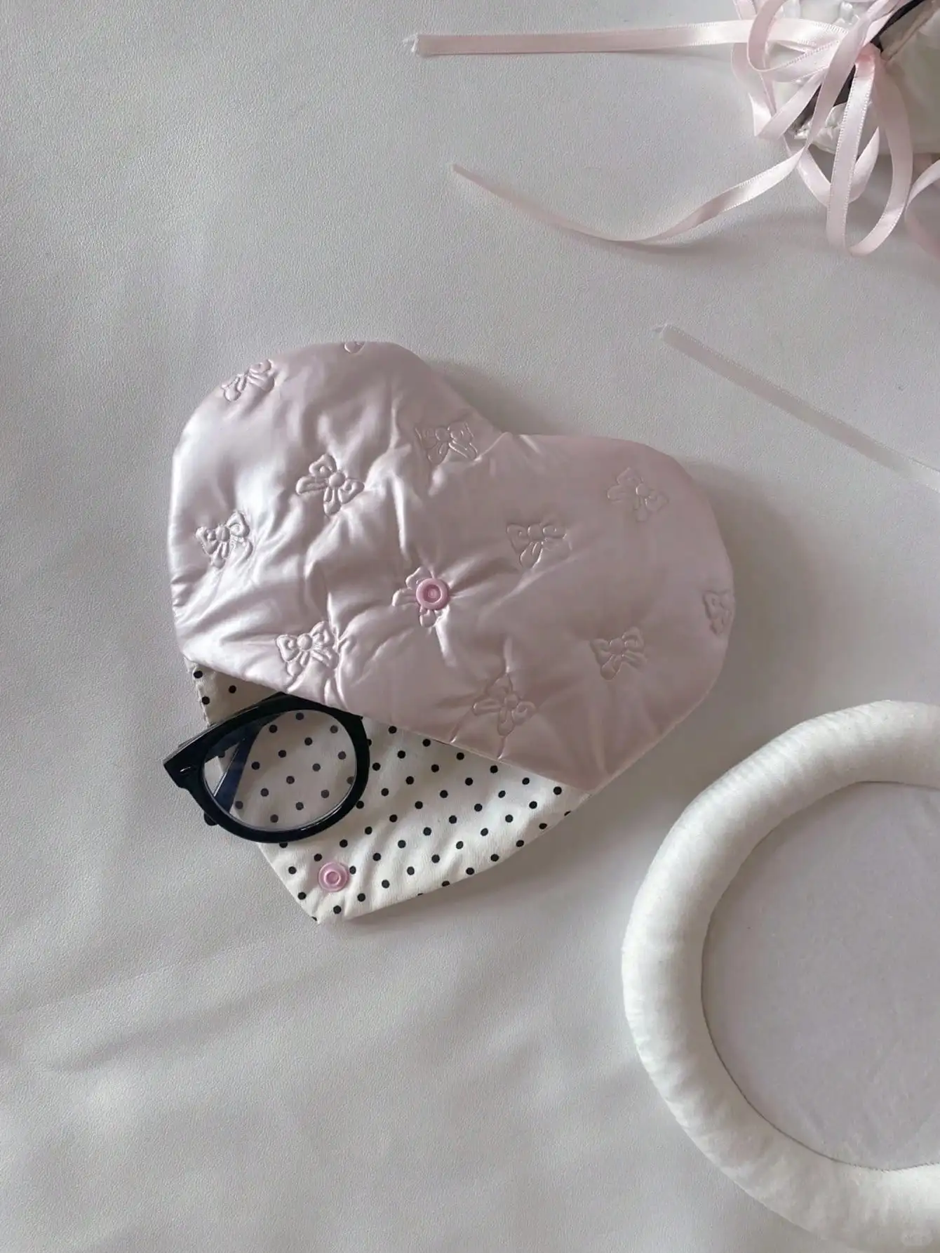 Brillenetui mit Schleife, geprägtes Herz, rosa PU-Leder mit Mustern, herzförmiges Brillenaufbewahrungsetui, Schleifentasche, Brillenzubehör