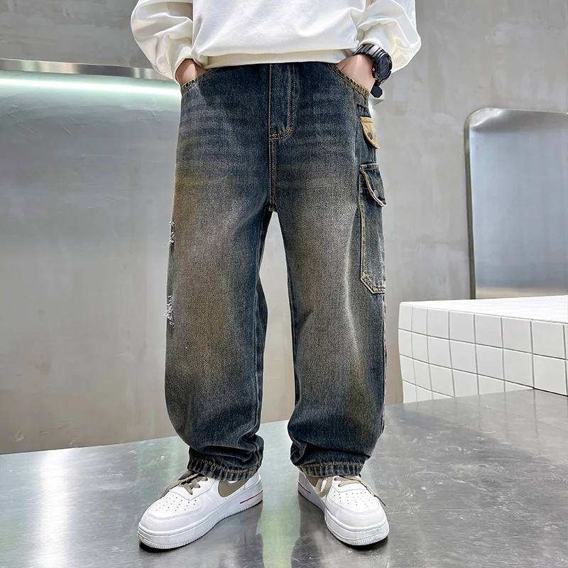 Koreanische Kinder Distressed Jeans mit Tasche für Teenager Jungen lose gerade Denim Hosen neue Kinder Designer Mode Retro Hosen