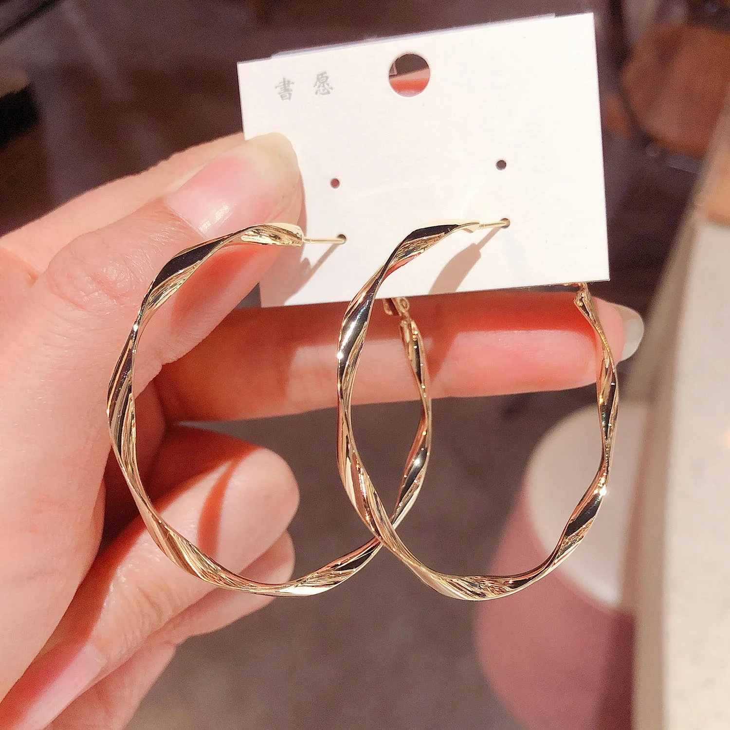 orecchini-a-cerchio-paris-cam-kiss-luxury-con-motivo-a-onde-in-argento-gioielli-eleganti-da-donna