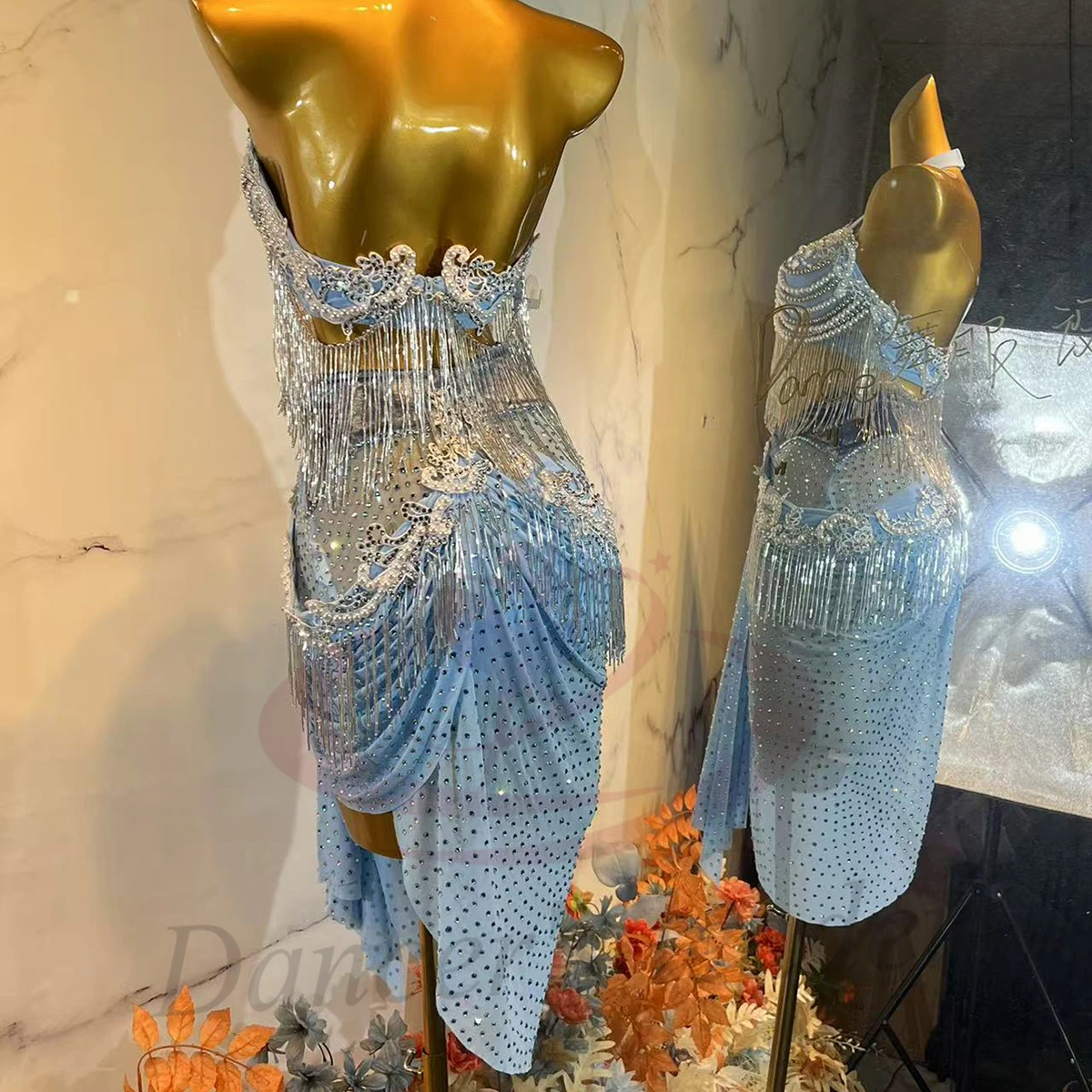 Lateinamerikanisches Tanzkleid mit Diamanten für Damen und Kinder, Hochwertig Maßgefertigt mit Perlen und Blumen am Ausschnitt, Samba-Auftrittskleid