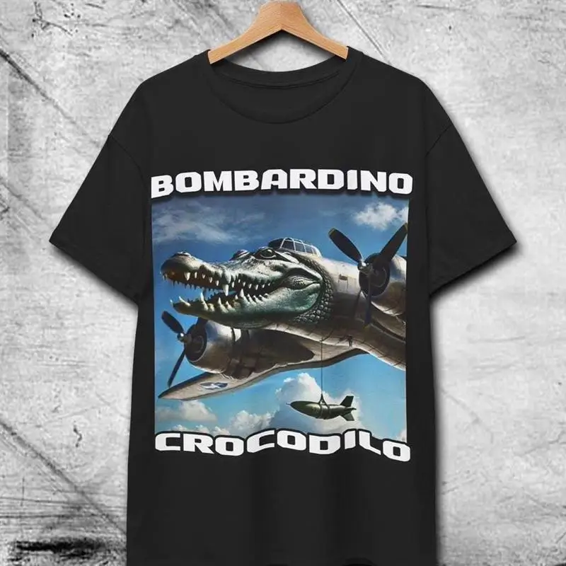 

Футболка Bombardino Crocodilo Meme, итальянский мозговой сюрреалистический забавный крокодиловый самолет, добродельный Интернет