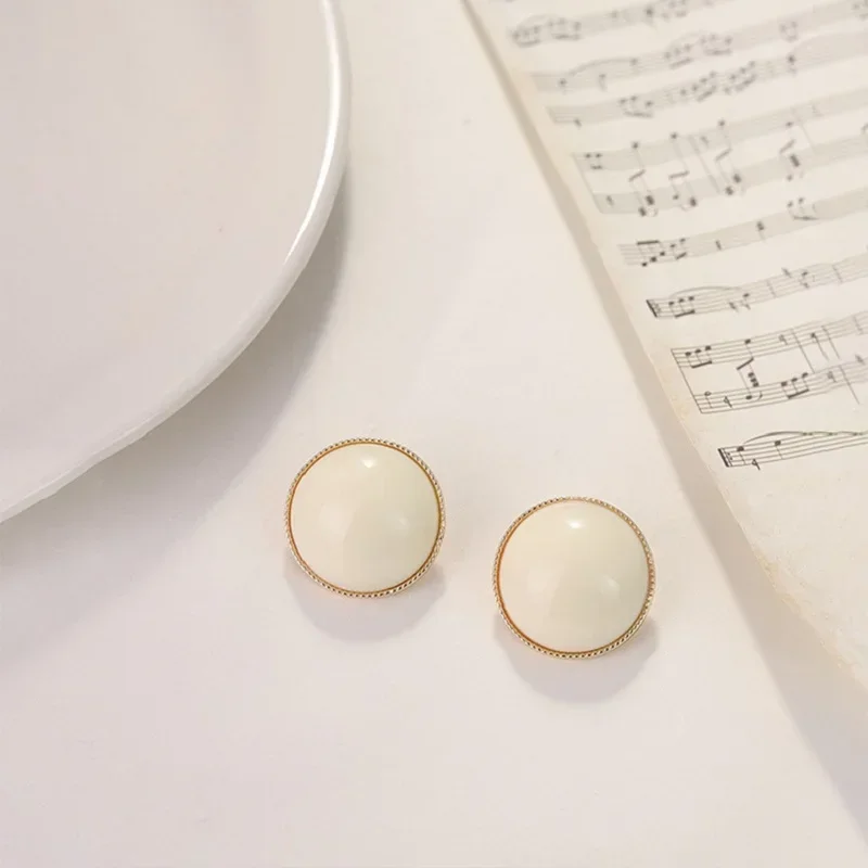 

Elegant Large Round Imitation Pearl Earrings for Women Retro Baroque Piercing Stud Party Fashion Jewelry Gifts