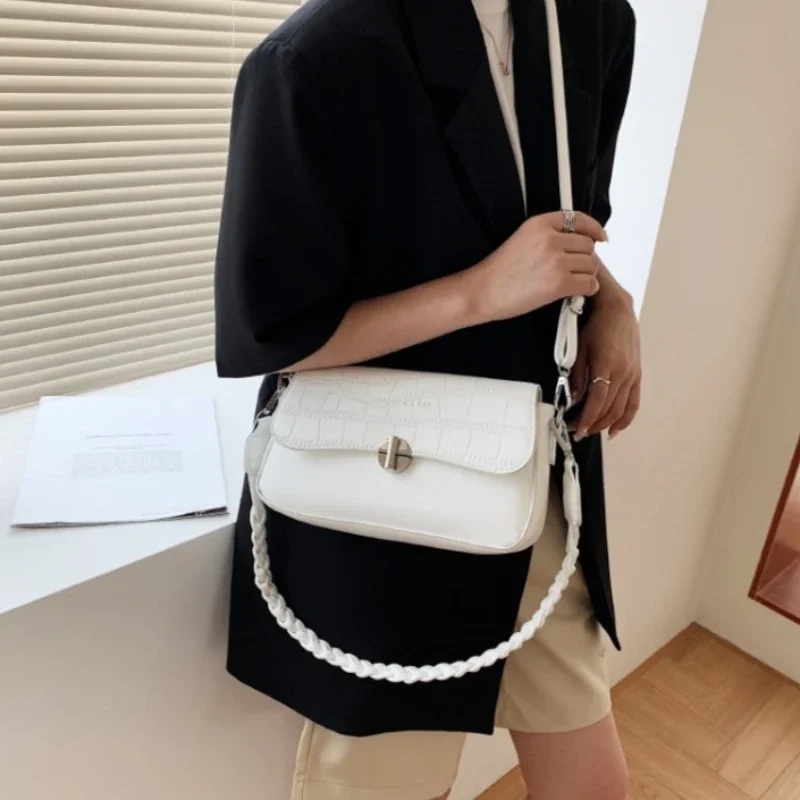 

Popular Classic Shoulder Bag For Ladies, Leather Construction With Inner Organization, Elegant And Comfortable For Long Wear