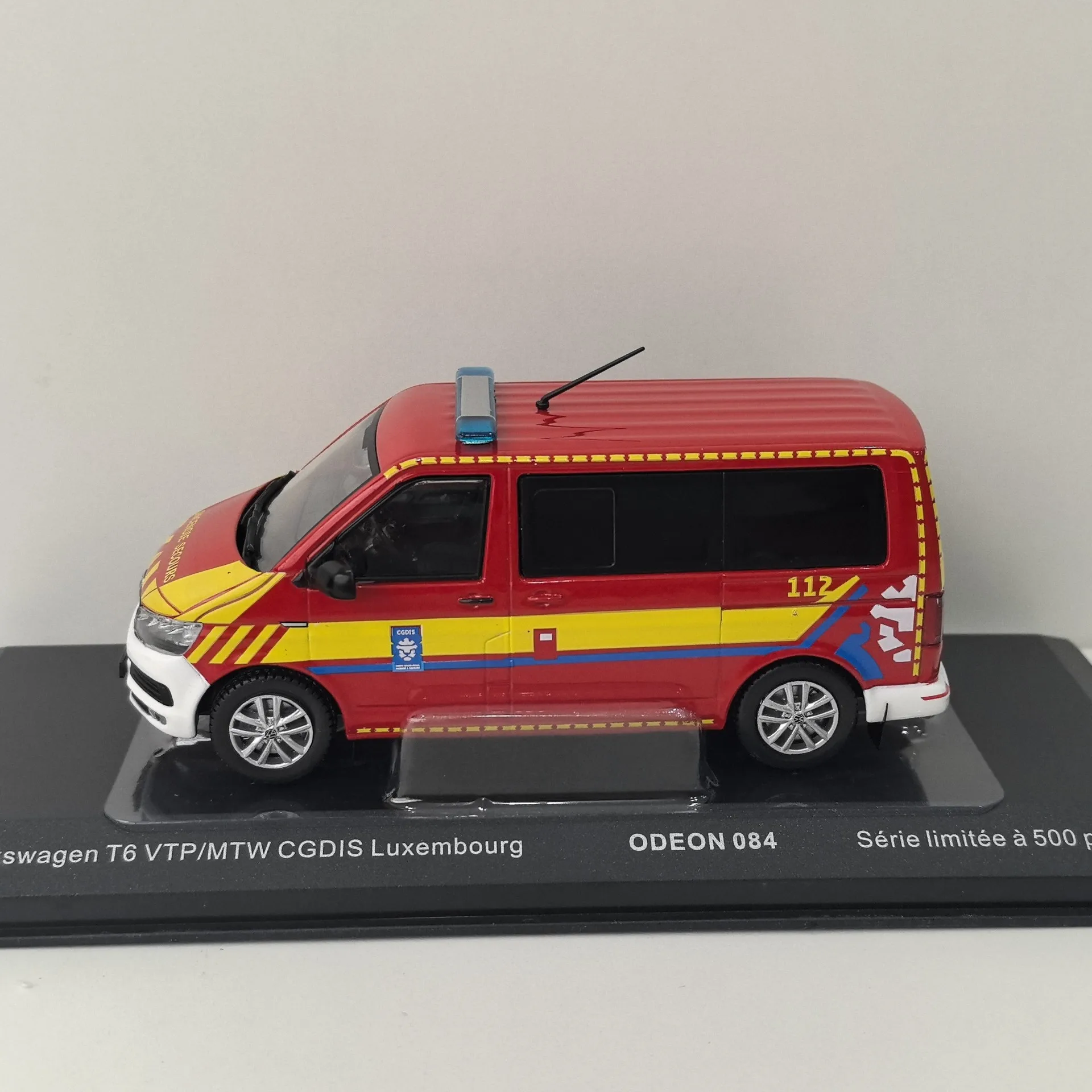 Diecast ODEON 1/43 escala VW T6 VW motor de bomberos coche en miniatura de aleación juguete coleccionable regalo recuerdo adorno de exhibición