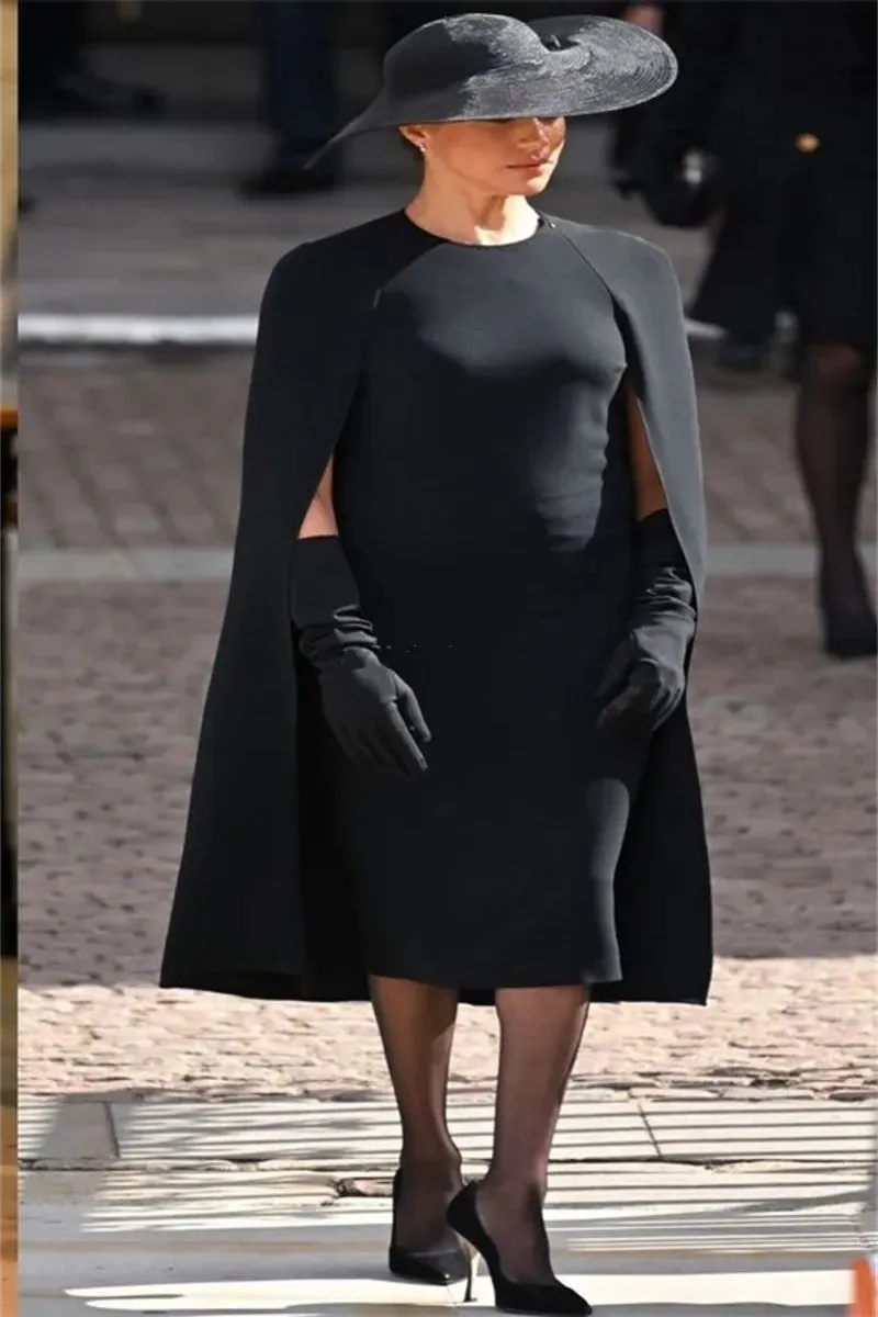 

2025 Black Short Formal Evening Dress With Cape Sleeves O Neck Satin Sheath Prom Pageant Party Gowns Robe De Soiree