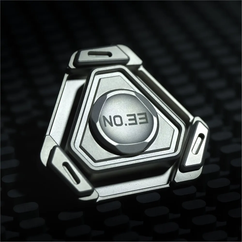 N0.33 Studio Acciaio inossidabile Titanio EDC Collegamento Giroscopio Giocattoli antistress Spinner per dita Scrivania Adulti Fidget Spinner a tre lame
