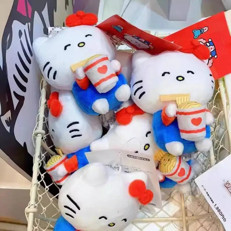 Hello Kitty Sanrio จี้ตุ๊กตาการ์ตูนอะนิเมะน่าเกลียดน่ารักกินก๋วยเตี๋ยว KT พวงกุญแจยัดไส้ของเล่นกระเป๋าเป้สะพายหลังของขวัญตกแต่ง