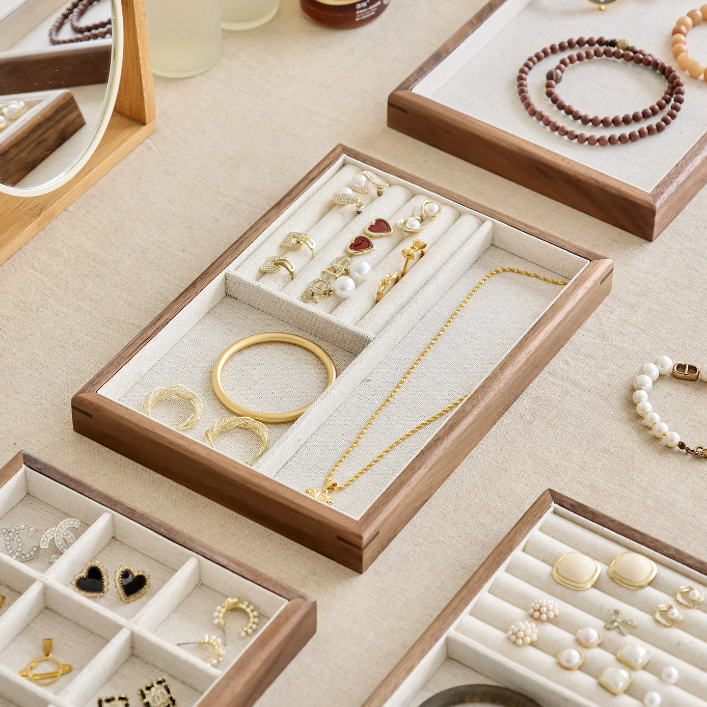 plateau-de-presentation-de-bijoux-en-or-et-noyer-pour-comptoir-de-centre-commercial-magasin-de-bijoux-presentation-de-bijoux-a-la-main-plateau-de-presentation-de-photos-de-bijoux