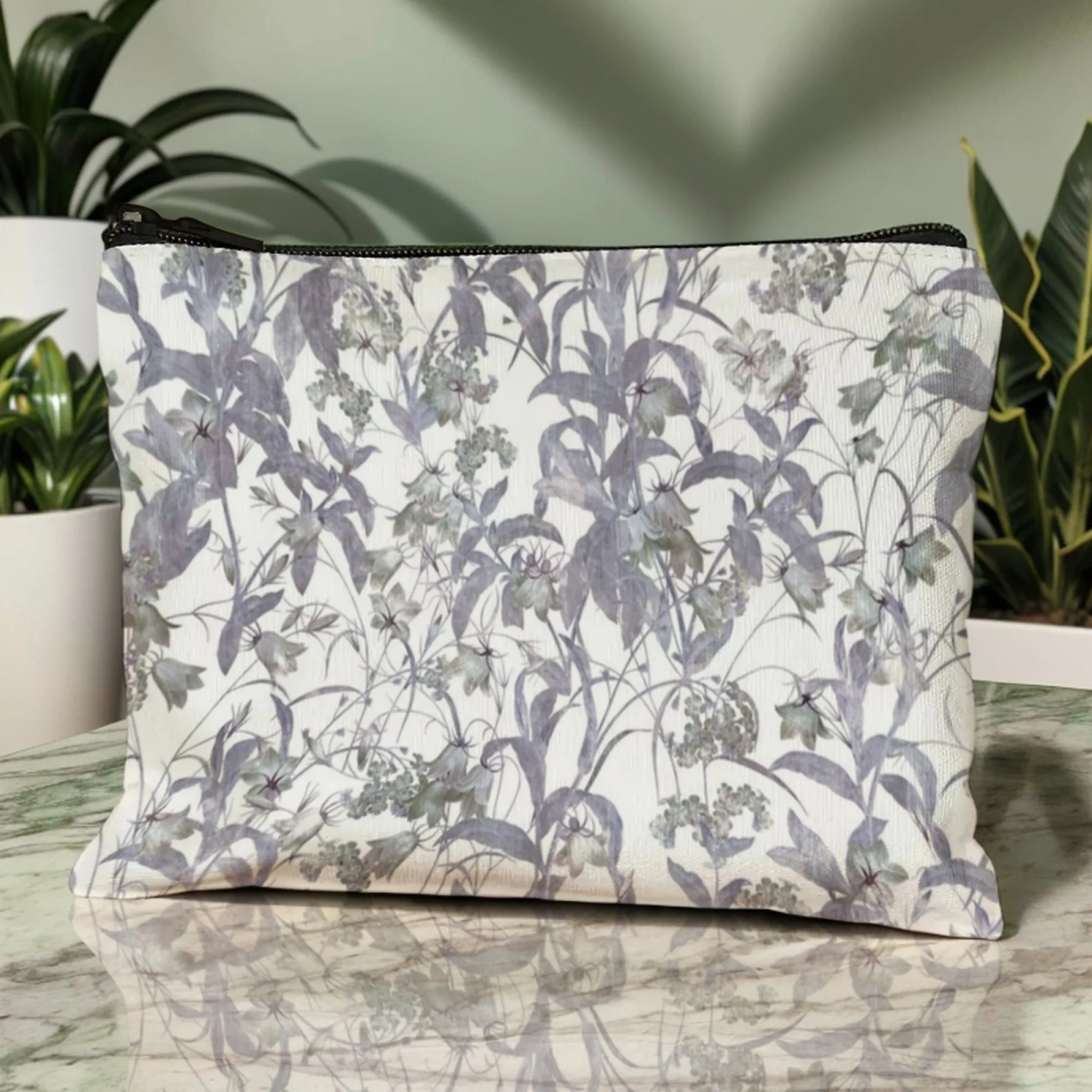 حقيبة مستحضرات التجميل الأنيقة ذات الأزهار الرجعية باللون الرمادي والأرجواني مع لهجات مطبوعة بنمط الأزهار المخملية، إحياء نعمة عتيقة في تخزين الجمال