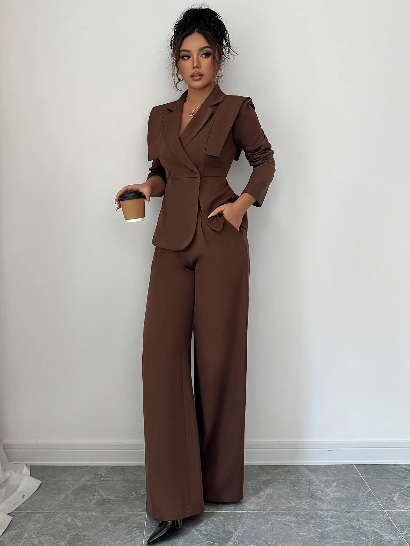 Traje casual elegante para mujer, con una camisa cruzada con solapa y pantalones con cintura elástica, perfecto para el trabajo.