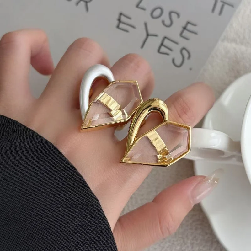

Minimalist Love Heart Metal Ring for Women with Transparent Crystal Geometric Design Versatile Index Finger Ring for Daily Commu
