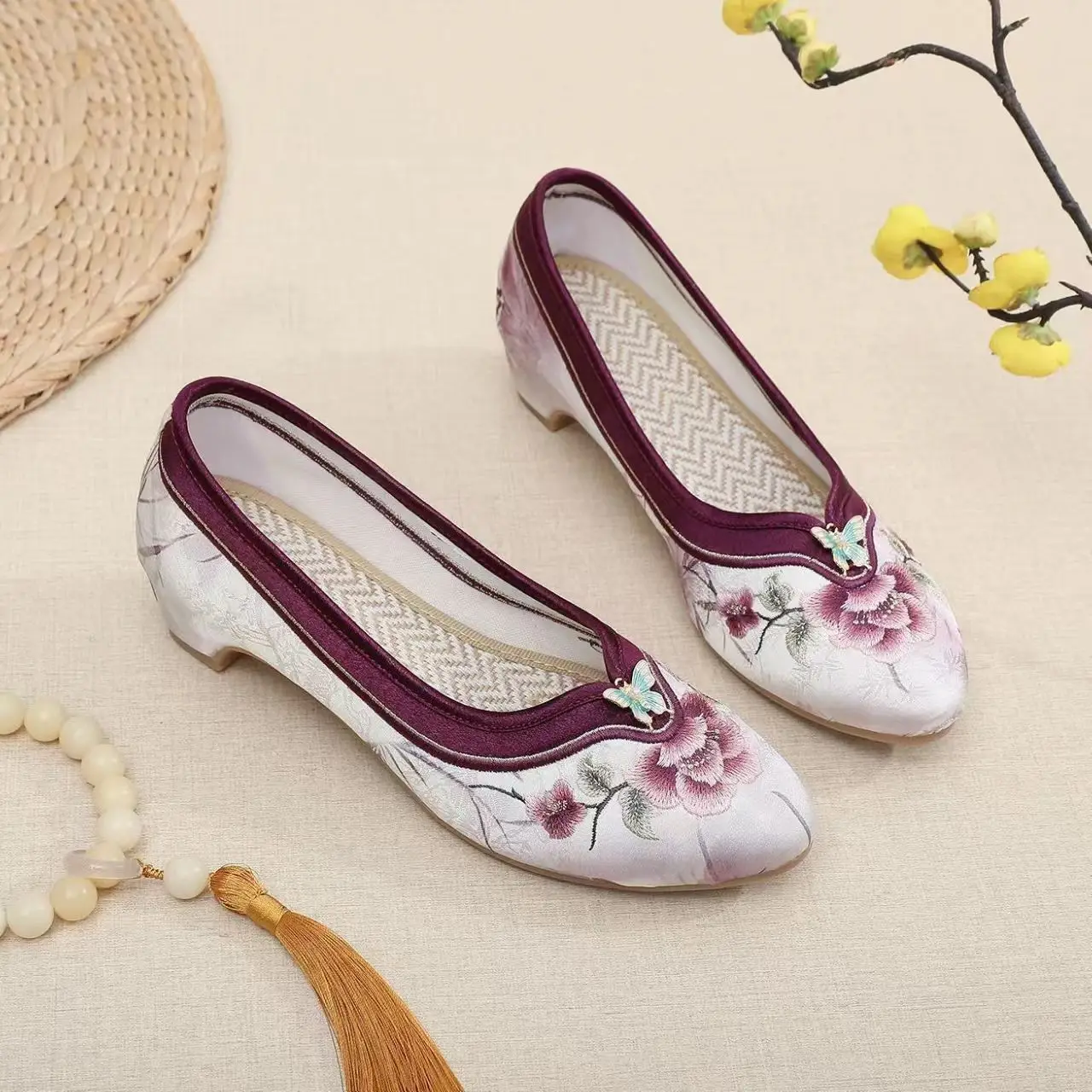 Woman Low Heel Embroidered Cheongsam Shoes Chinese Style Soft Sole Round Toe Shallow Slip On High Quality Silk Nude Shoes