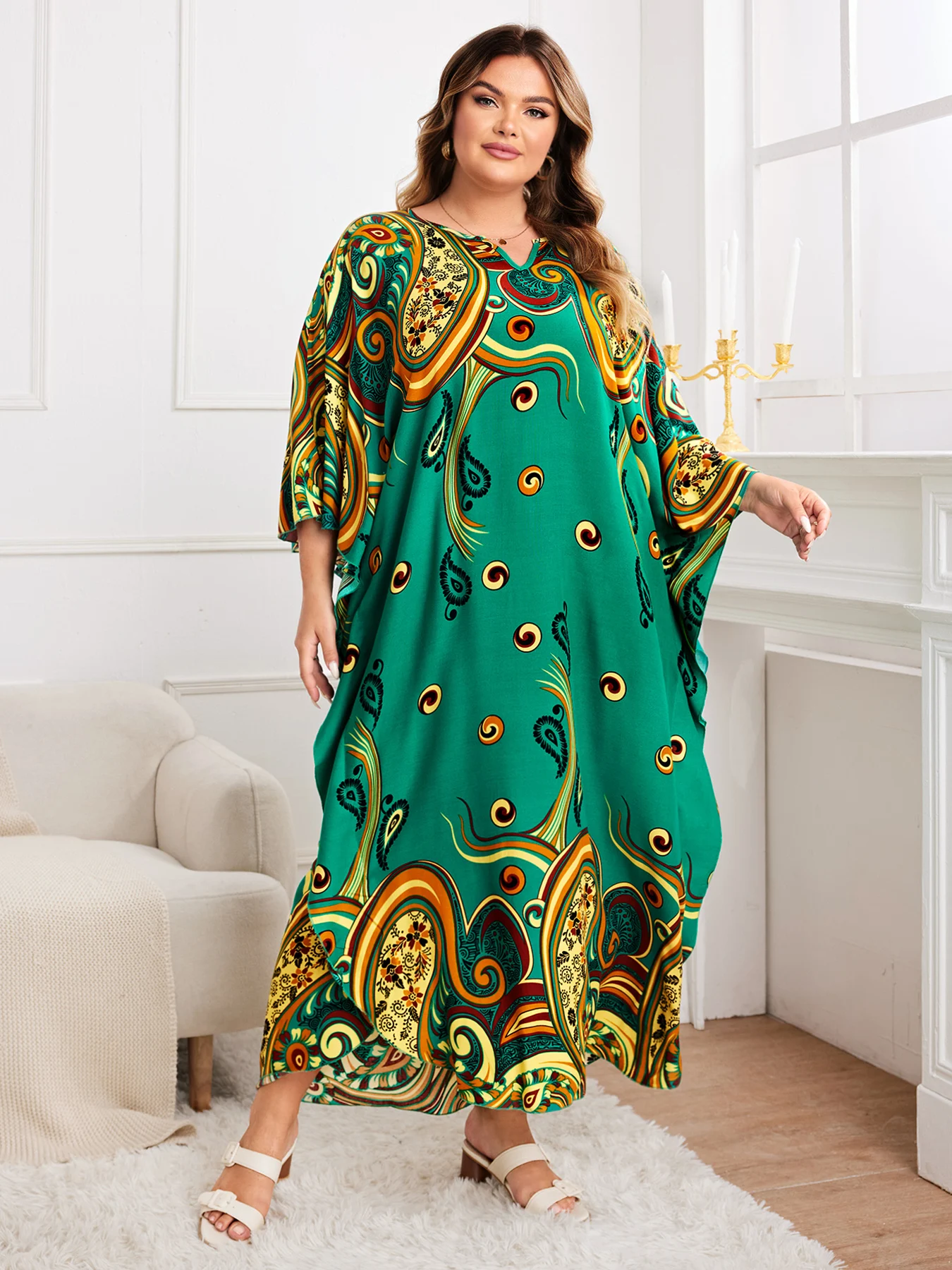 Frühling und Sommer im neuen Stil aus dem Nahen Osten, elegante, lockere Robe, europäischer und amerikanischer Urlaub am Meer, bedrucktes, geschlitztes langes Kleid, modisches Temperament, Pendelkleid mit V-Ausschnitt und Übergröße