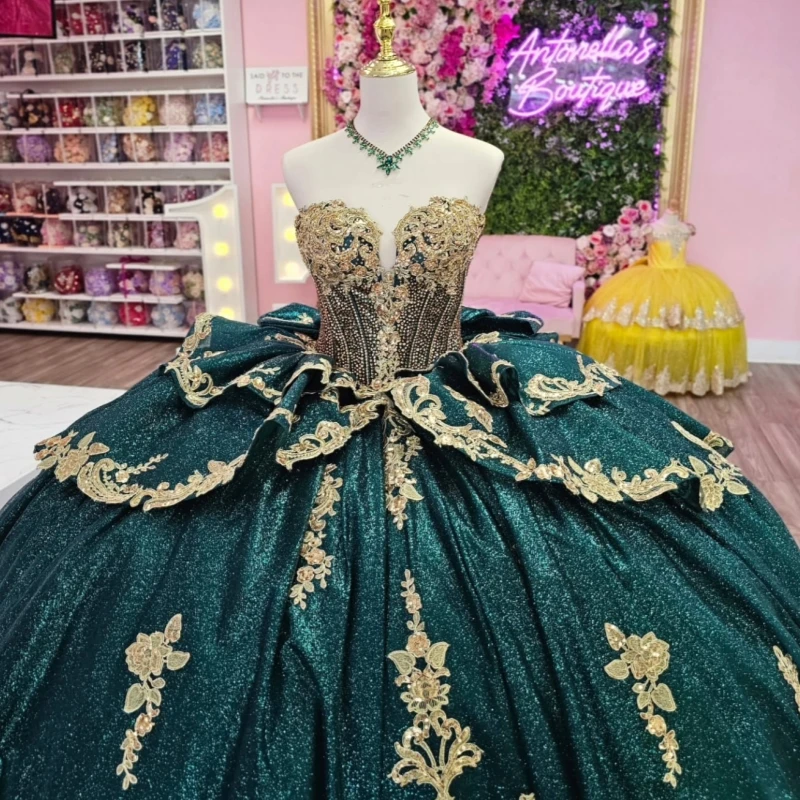 فساتين Quinceanera باللون الأسود والأخضر اللامع قبالة الكتف مزين بالذهب والدانتيل مطرز بفيونكة كريستال تول فستان حفلة عيد ميلاد حلو 16