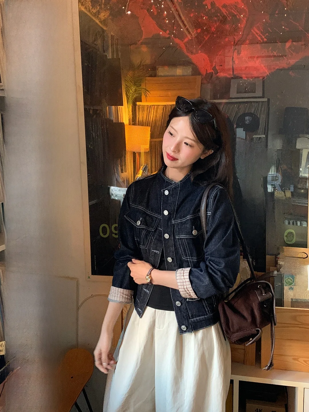 

Ретро джинсовая куртка с коротким воротником, повседневный стиль, женская, приталенная, модная, из дышащей хлопковой смеси, весенняя верхняя одежда