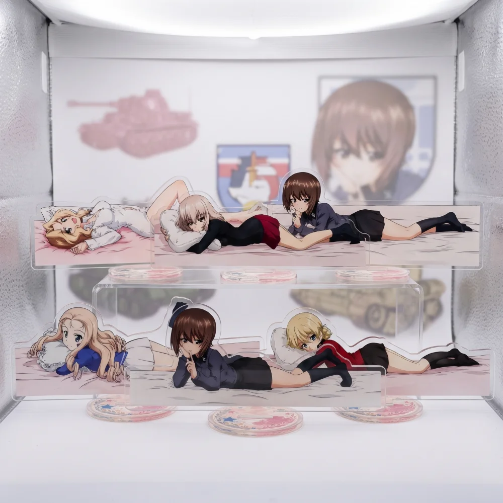 Anime Girls und Panzer 15cm Acrylic Keychain Stand Miho Darjeeling Katyusha Sleeping Together Desktop Ornament Collectible Gift