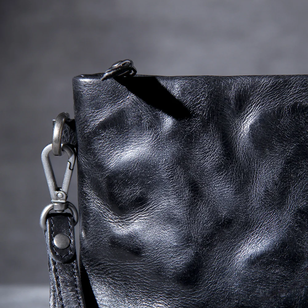 S.WORKER Retro-Clutch aus Vollnarbenleder für Herren | Handtasche aus Used-Leder mit Handgelenkschlaufe – Detail 9