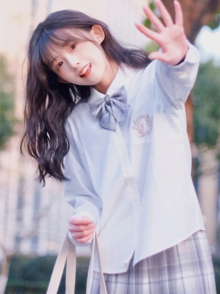 

Оригинальный женский стиль JK Long Sve irt, сладкий свободный крой, однотонный полиэстер, V-Ne irt Queen, традиционная вышивка...