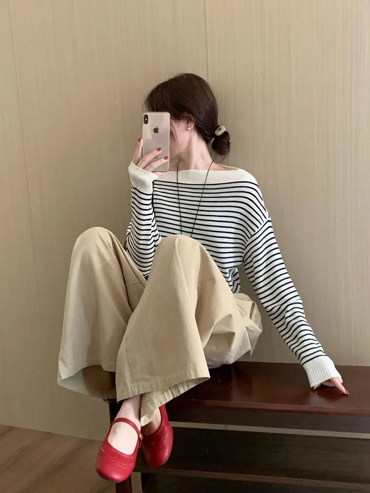 

Корейский стиль: повседневный свободный женский трикотаж с полосками, открытыми плечами, для ранней осени, создающий расслабленную атмосферу, стройнящая вязаная рубашка