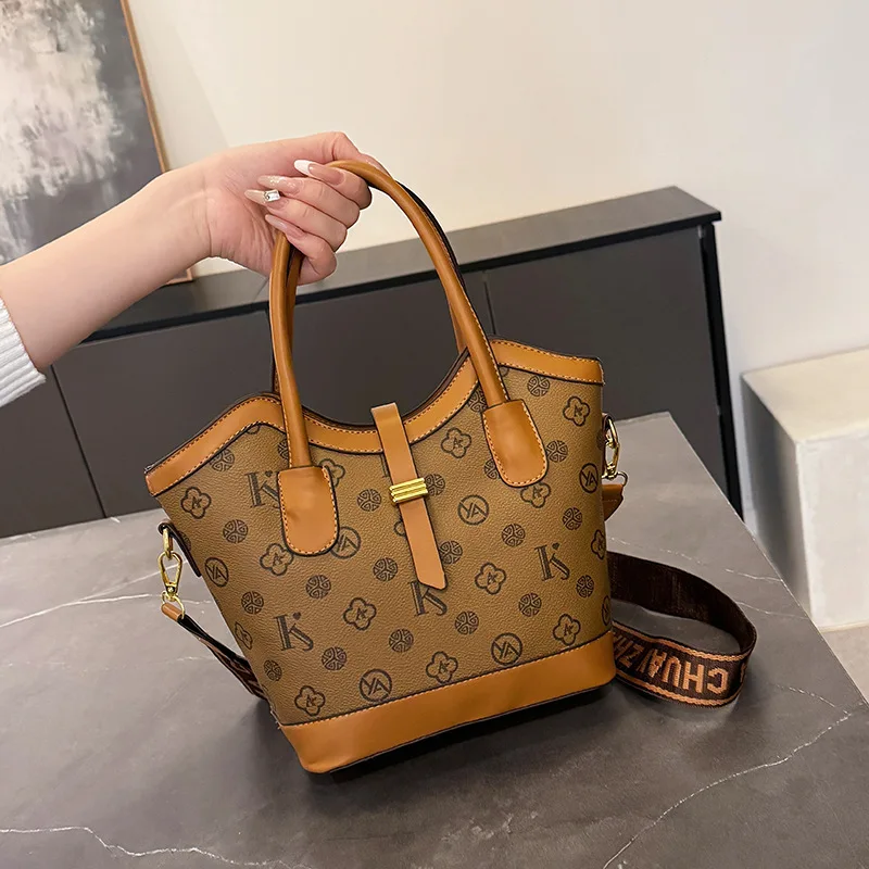 

High-end Fashion Bag 2025 Spring and Summer New Retro Trend Shoulder Bag Classic Versatile Women's Bag