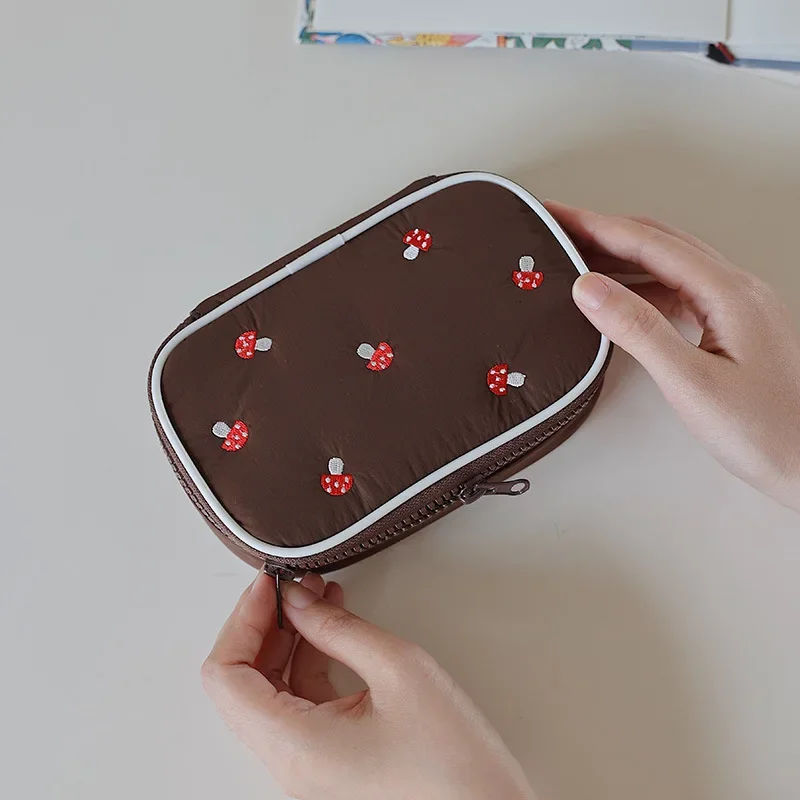 Nieuwe schattige make-uptas voor dames, kleine draagbare lippenstiftopbergtas, driedimensionale clutch van stof
