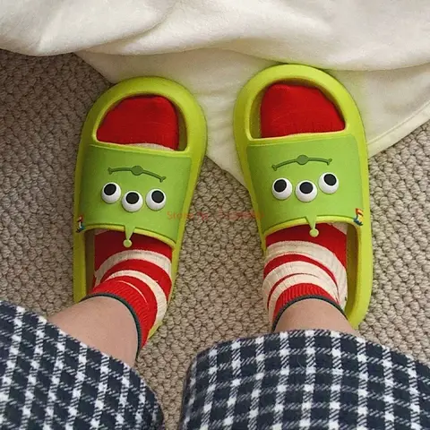 Disney Toy Story Alien Tofflor Söta Tecknade Sommar Mjuka Sultofflor Dam Man Bad Flip Flops EVA Halkfria Fritidsskor Sandaler 10 best sales Ali-leksaker - №7