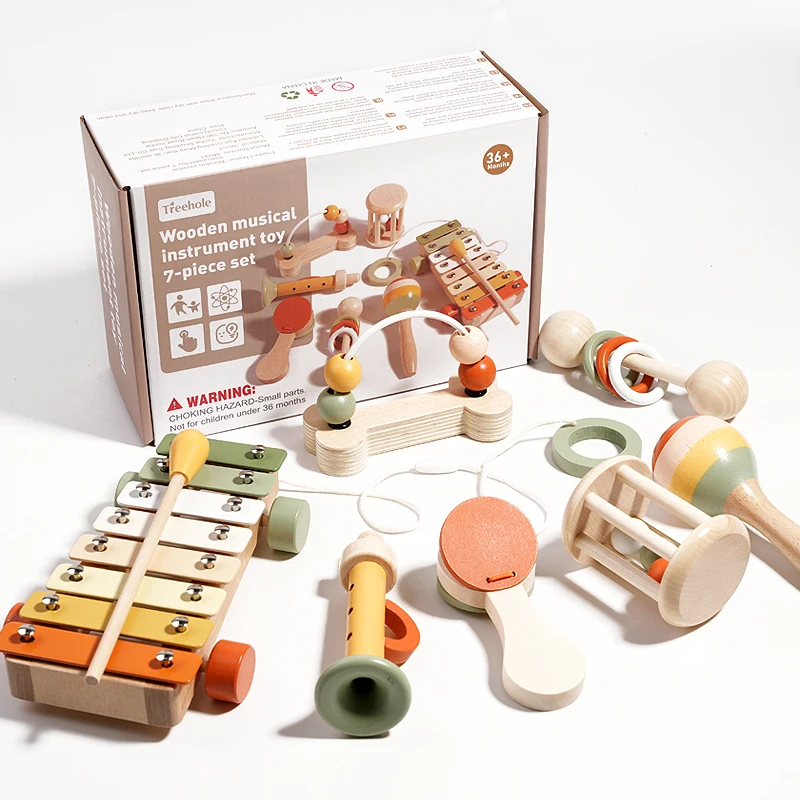 Hölzernes Musikinstrument-Spielzeugset. Beinhaltet eine Vielzahl von Instrumenten wie Xylophone und Rasseln. Kinder haben einen Explosionsspielen m