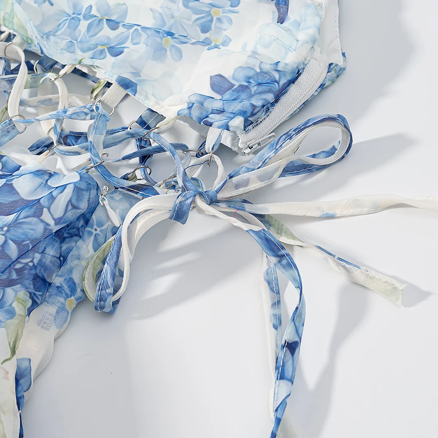 セクシーな青と白の花柄プリントミニワンショルダードレス、女性用クロスレースアップ包帯ボウホローアウトウエストスイングノースリーブドレス