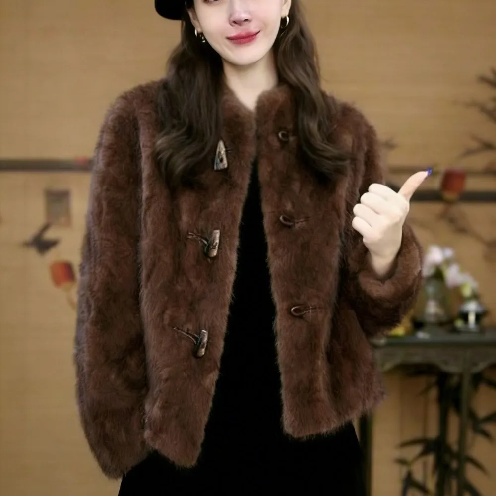 La chaqueta corta con hebilla de cuerno y cuello levantado muestra un temperamento fino, moda de otoño e invierno, empalme ligero de lujo