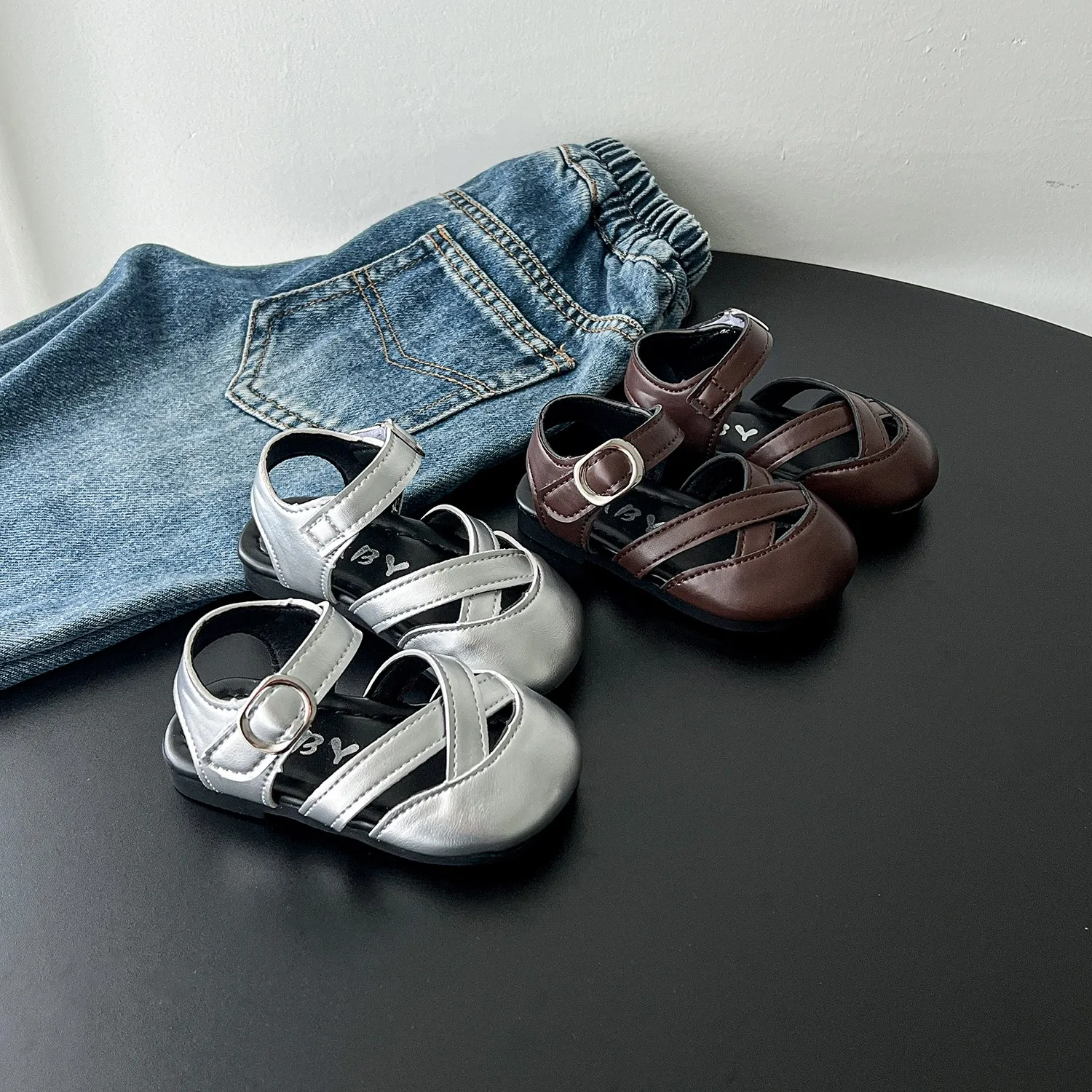 

Детские сандалии 2025 года, летняя новая обувь в стиле ретро для девочек, модная обувь принцессы, прогулочная обувь на мягкой подошве, трендовая обувь для мальчиков, классическая римская обувь