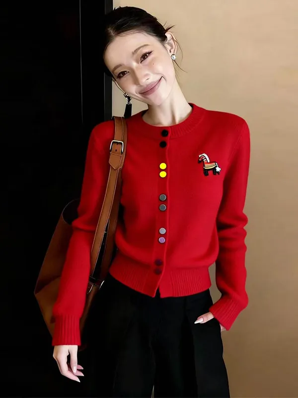 

Красный вязаный кардиган с вышивкой и длинными рукавами, женская модная верхняя одежда для Нового года, повседневный стиль, стандартный крой