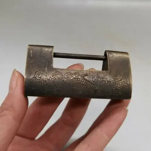 

Изысканная старинная китайская медная статуэтка рыбы ручной работы с винтажным замком и ключом.